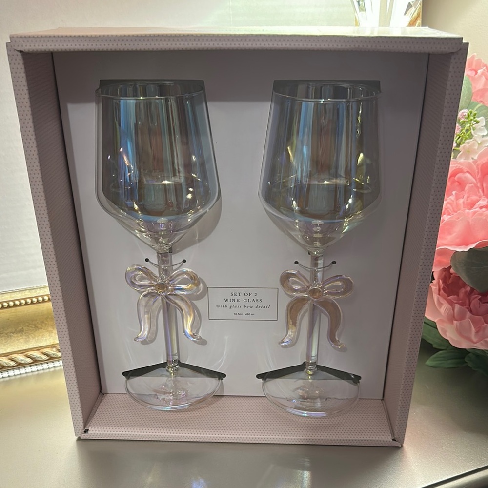 Set of 2 Iridescent Wine Glasses with Bow Design